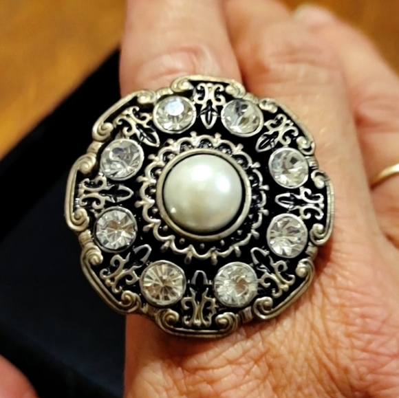 Dramatic Silver-colord, Pearl, Rhinestone Ring, size 7 with stretch band - Picture 3 of 3